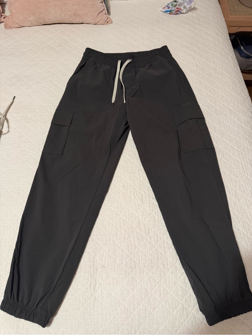 Vuori Wonen’s Charcoal Cargo Jogger Pants